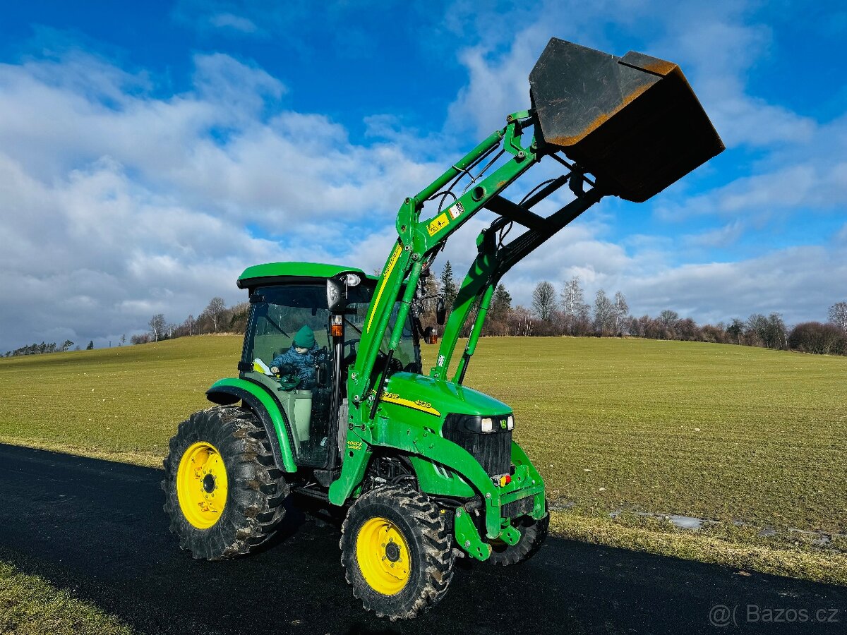 Komunální traktor JOHN DEERE 4720