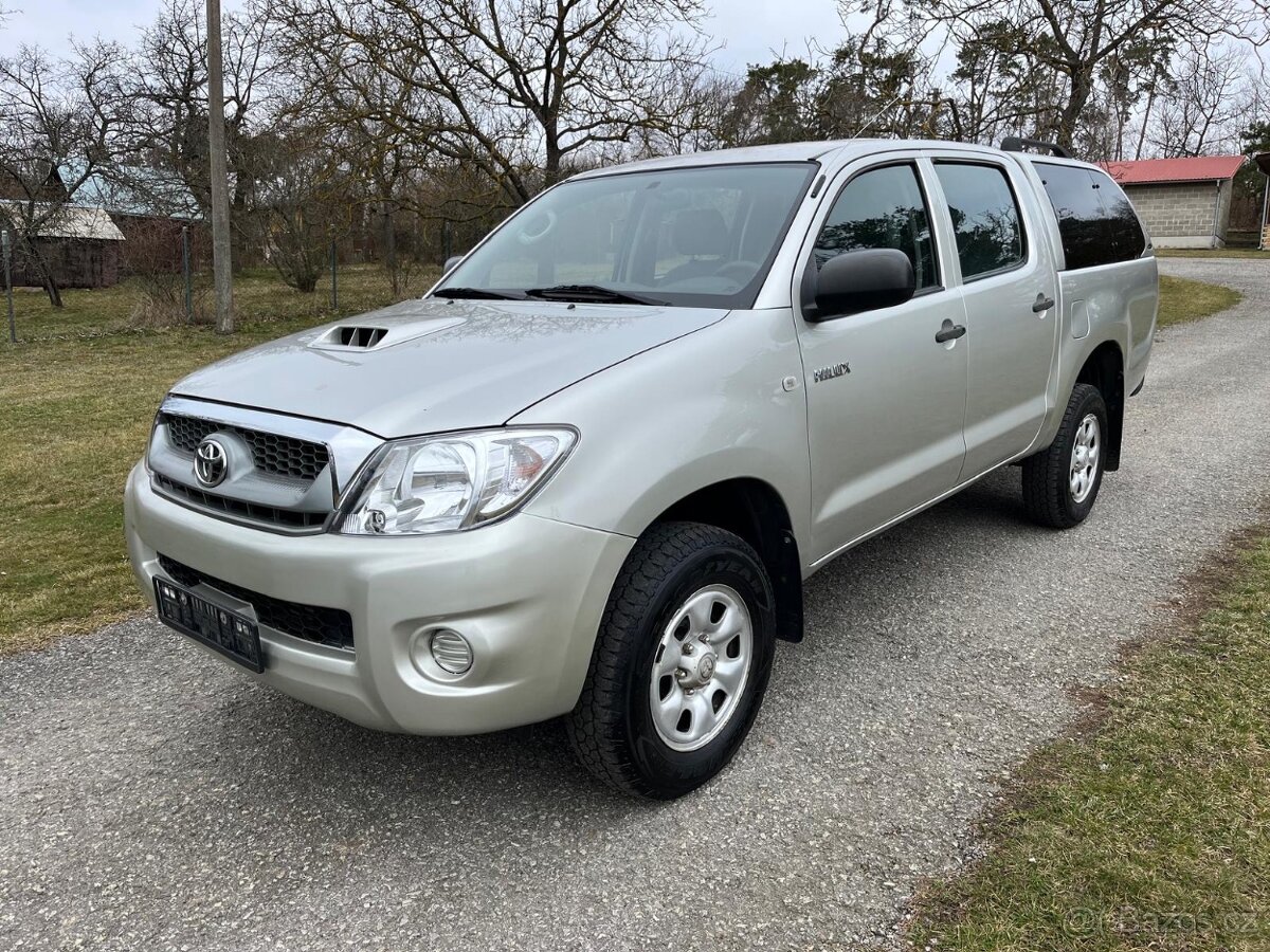 TOYOTA HILUX 2,5D4-D 106KW MANUÁL HARDTOP 1.MAJITEL 141000KM