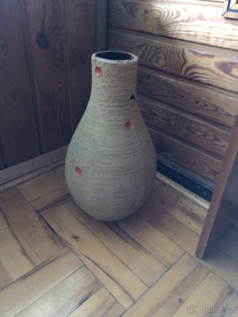 Krásná keramická váza