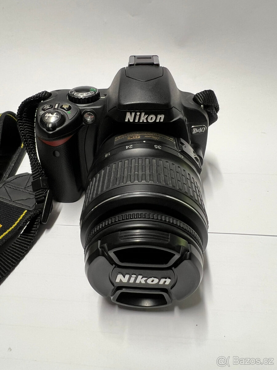 Nikon D40 s objektivem a příslušenstvím