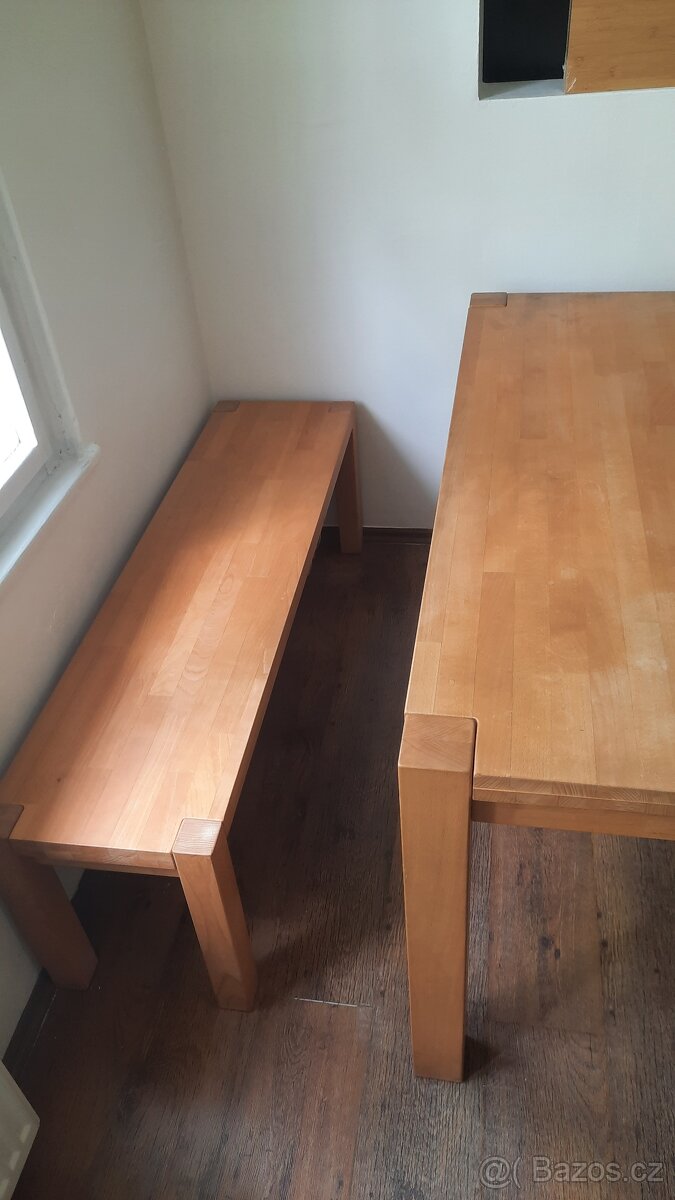 Masivní dřevěný jídelní stůl s lavici a s židlemi