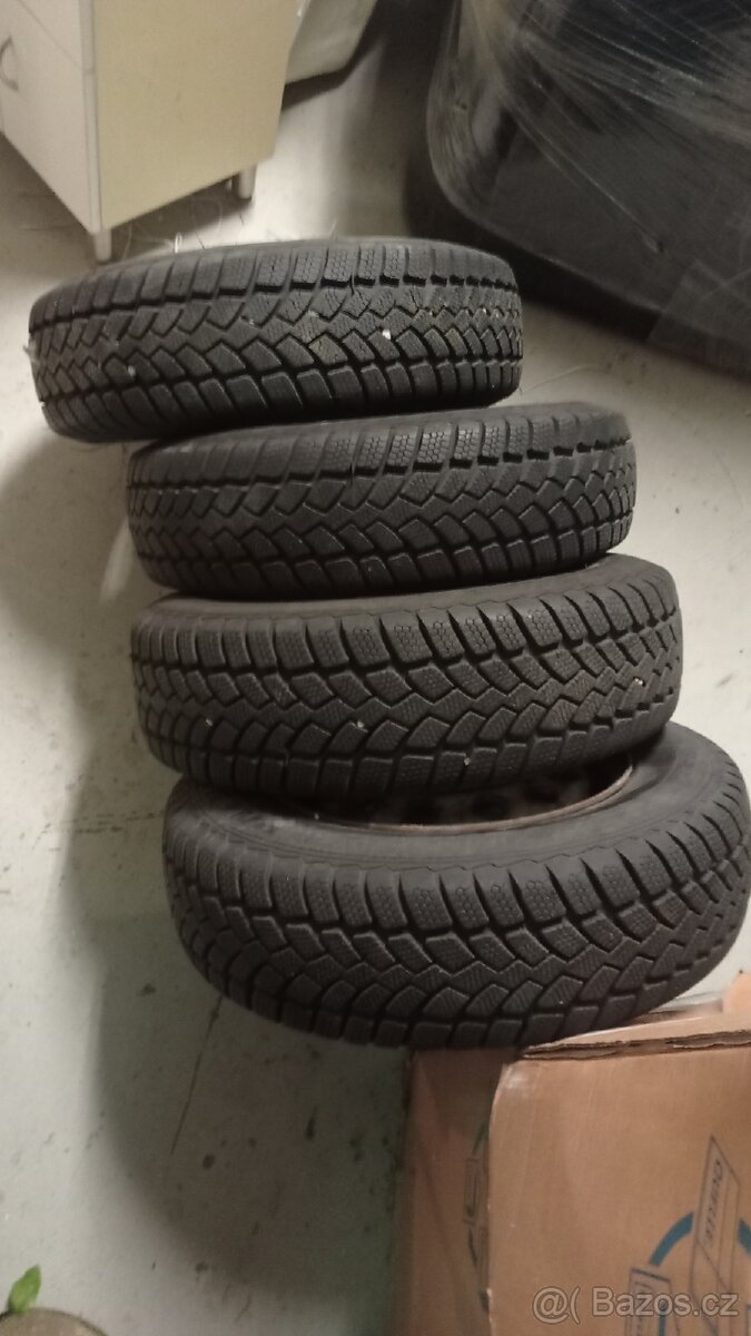 Zimní pneu 175 / 70 r 13 téměř nejeté