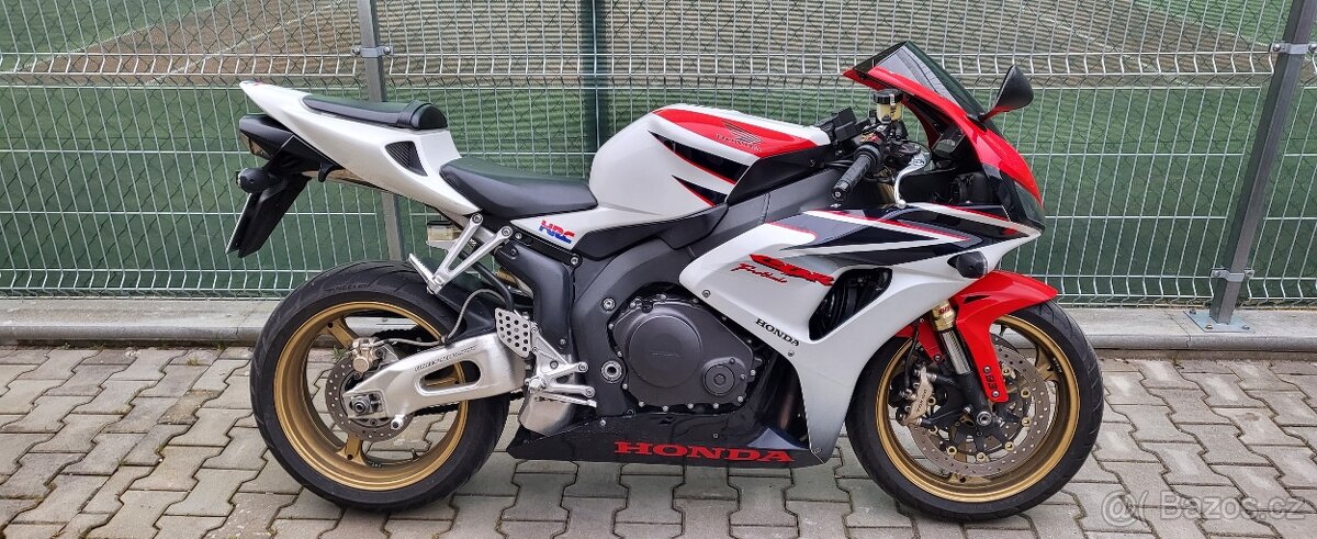 Honda CBR1000RR edice HRC 2007 provoz 2008