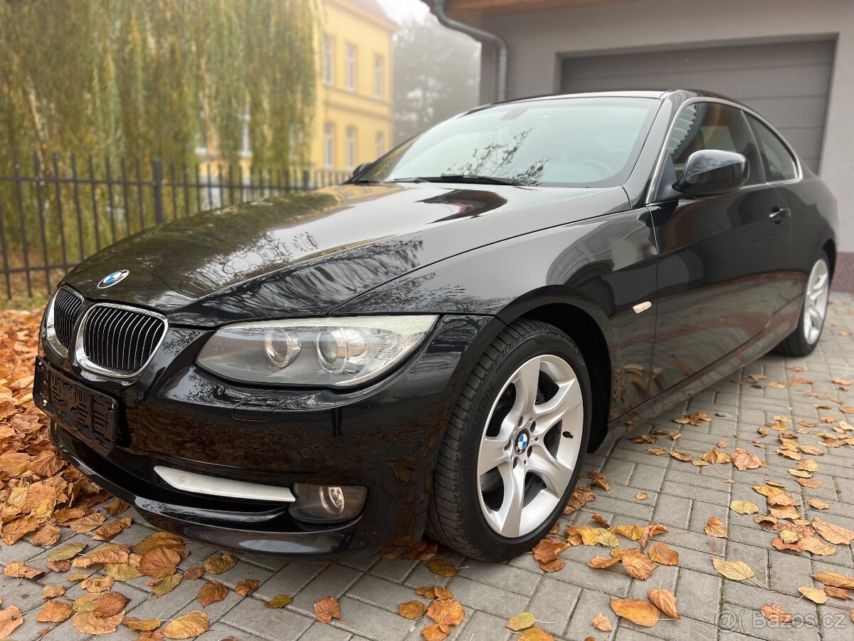 BMW E92 330i /2.MAJITEL/LCI+BI-XENON/SPORTPAKET/NOVÁ-STK