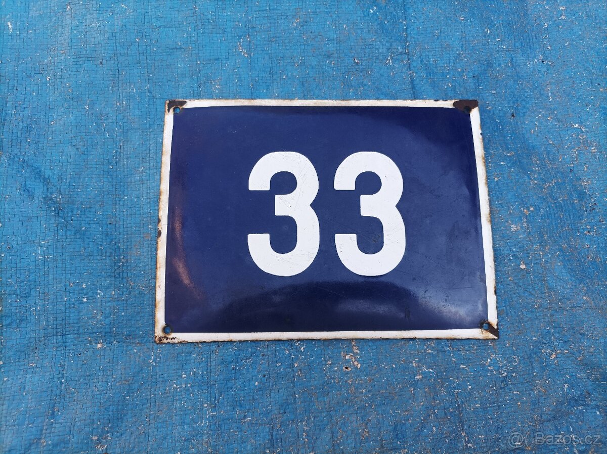 Smaltovaná domovní cedulka s číslem 33
