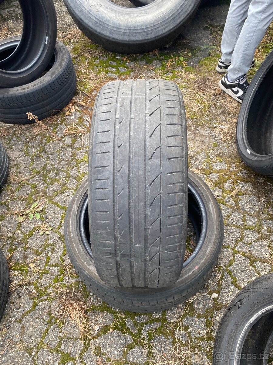 235/40R19