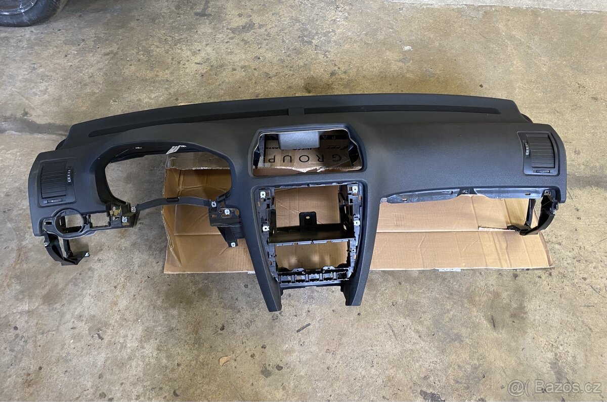 Škoda Octavia 2 palubní deska, přístrojová s airbagem