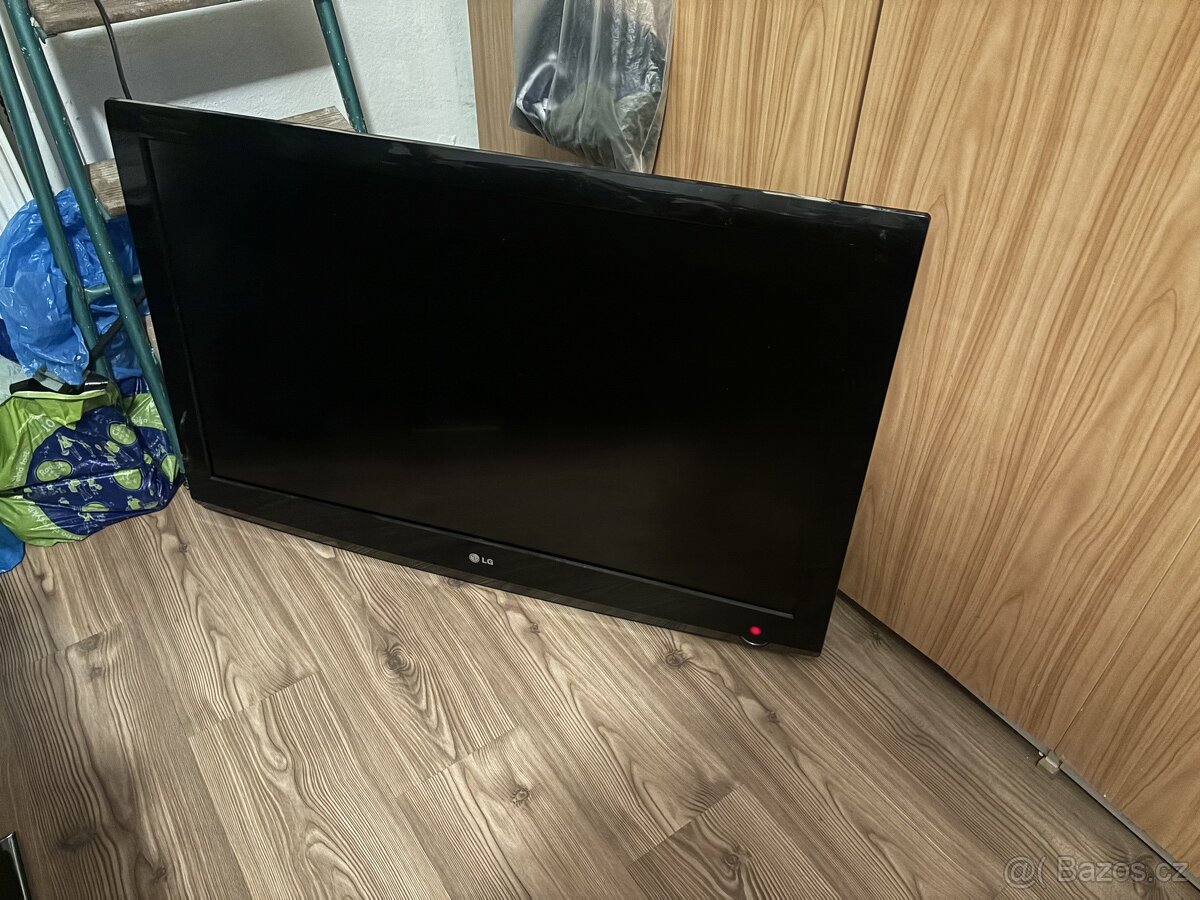 led TV 42” cca 107cm + držák a android box