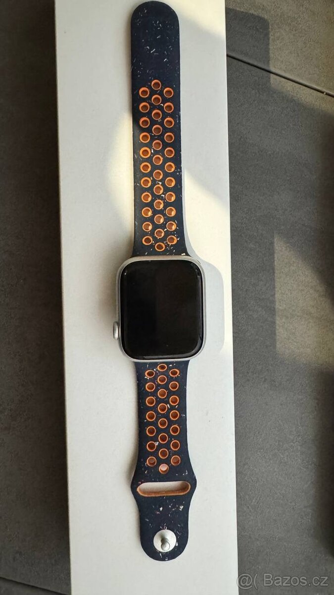 Apple Watch 8 45mm stříbrný