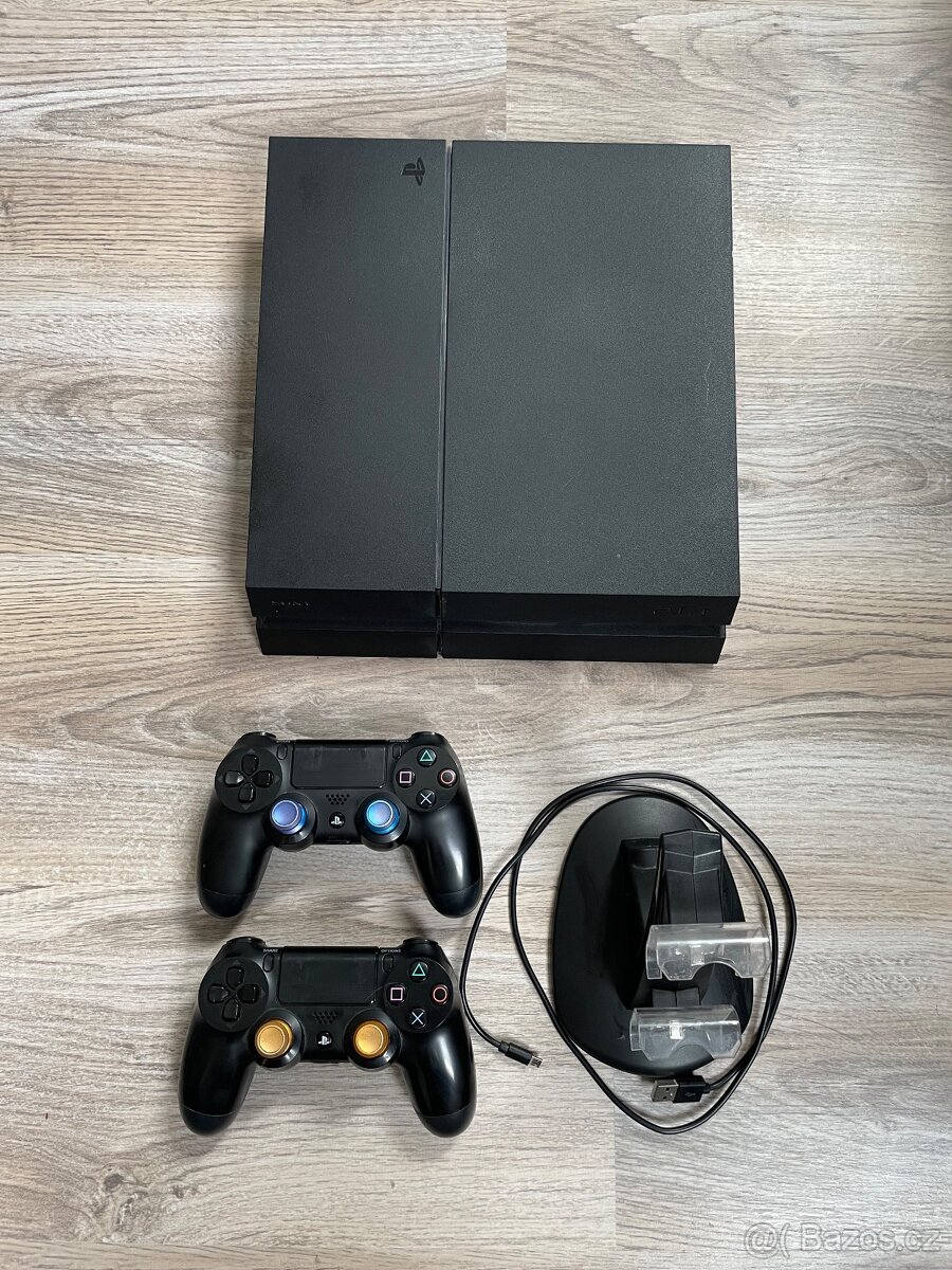 PS4 1 TB + 2 ovladače + nabíjecí stanice