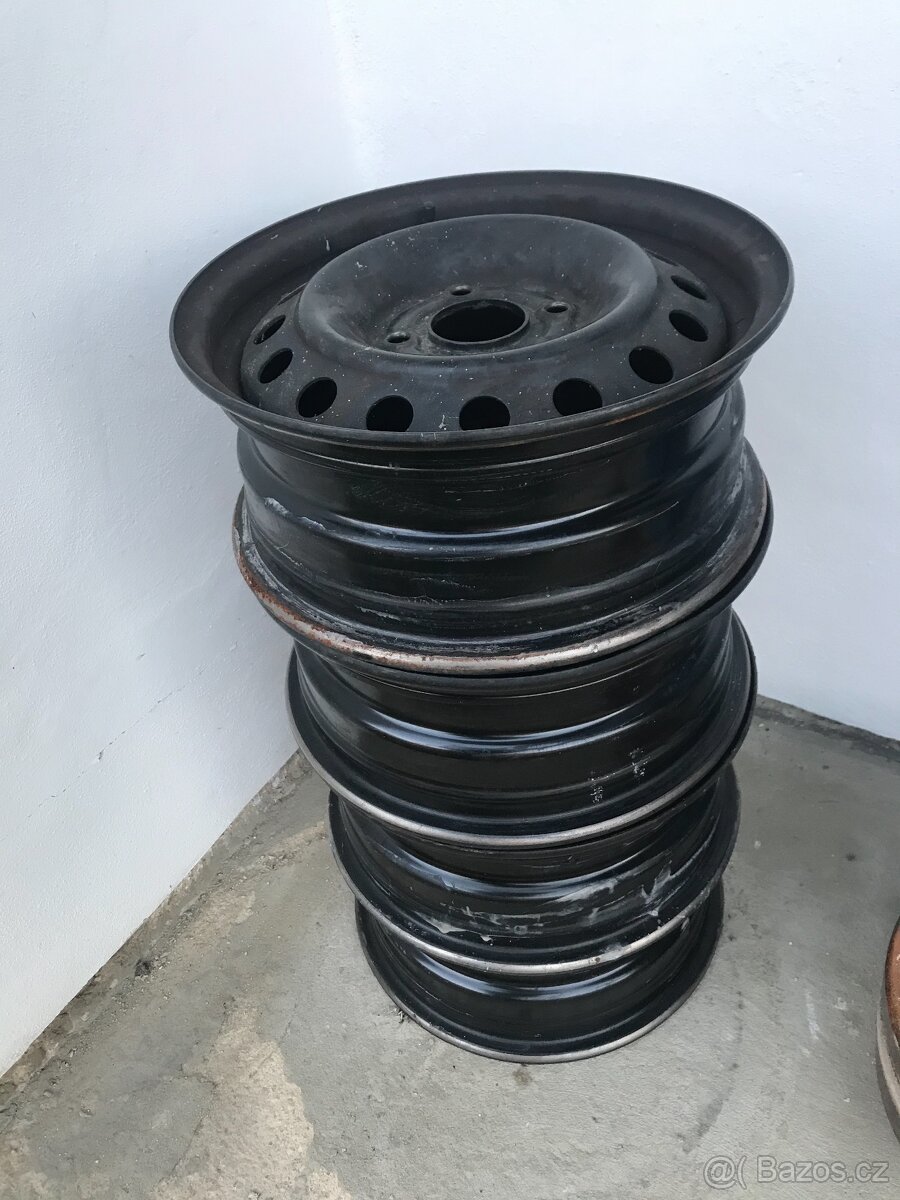 Plechové automobilové disky čtyř děrové + 1x pneu 195/65-15