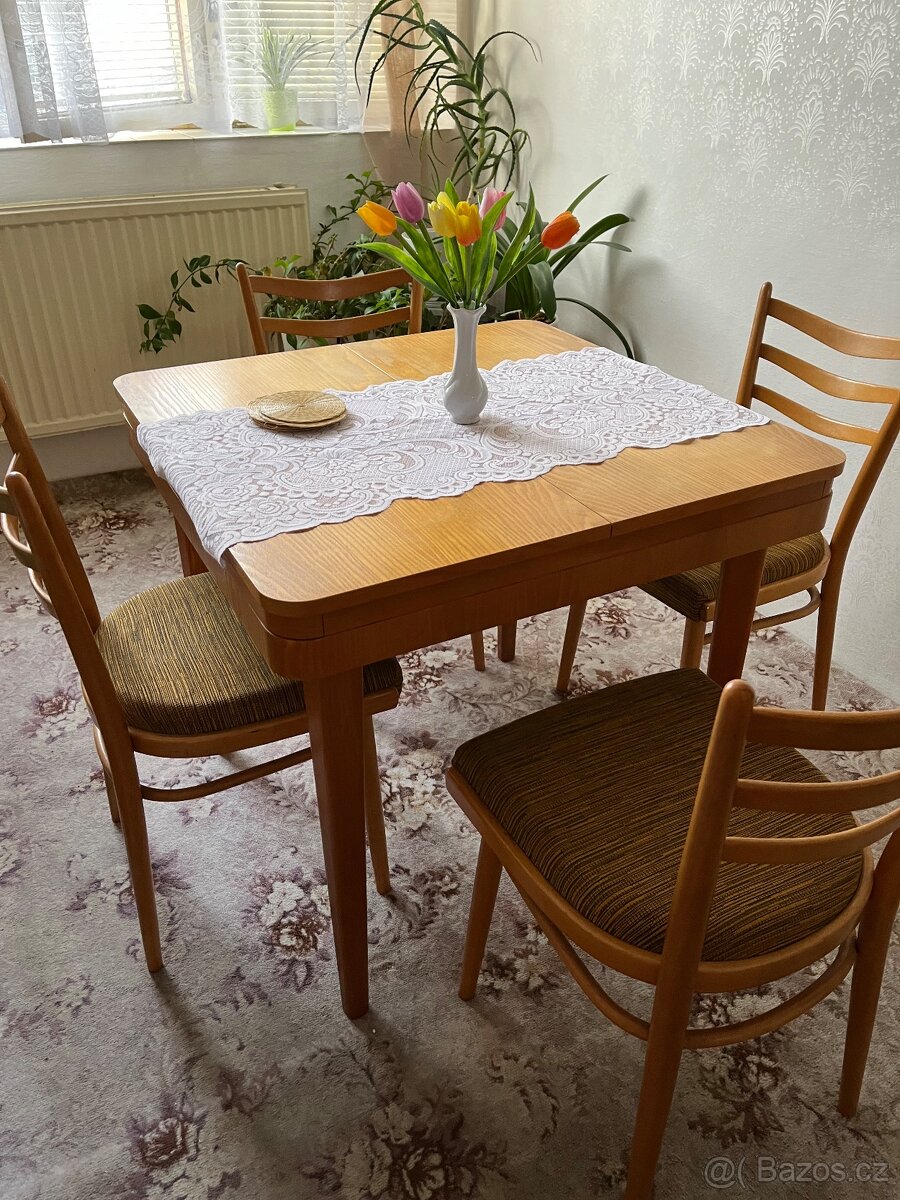 Masivní stůl a 4 židle