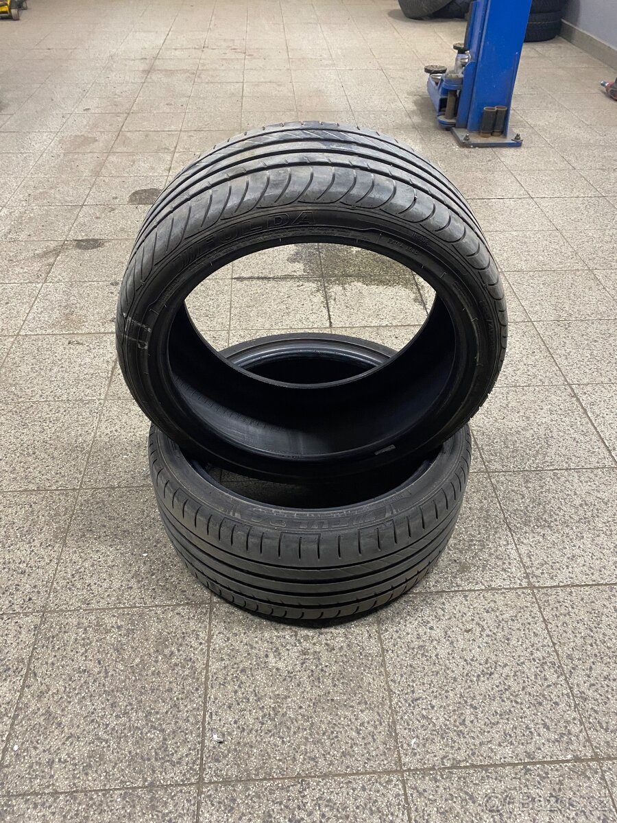 225/40R18