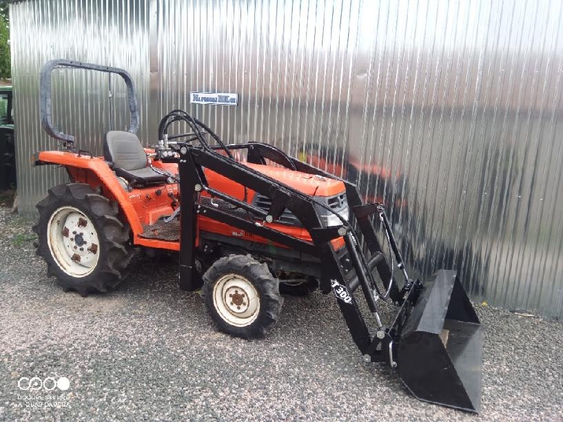 malotraktor Kubota GL 220 s nakladačem servo