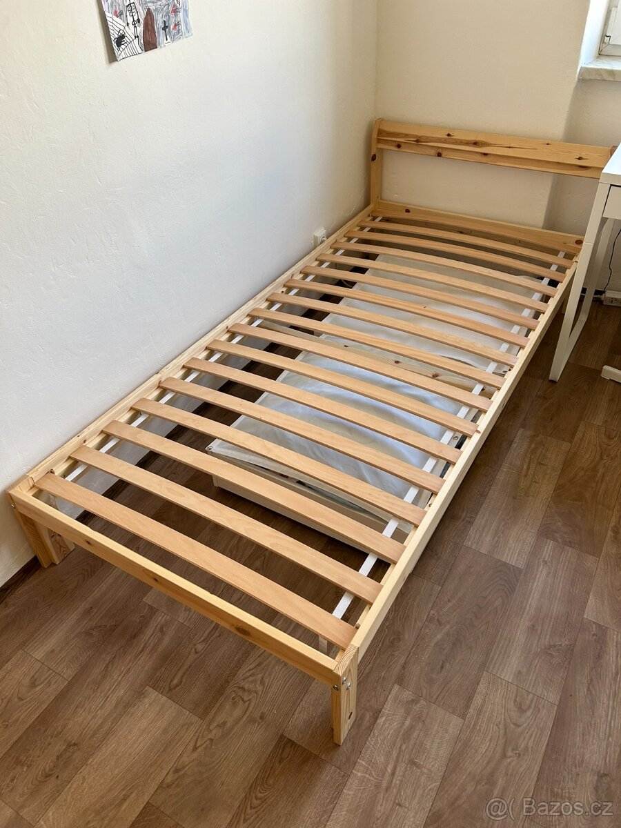 Zánovní dřevená postel Ikea Neiden + rošt