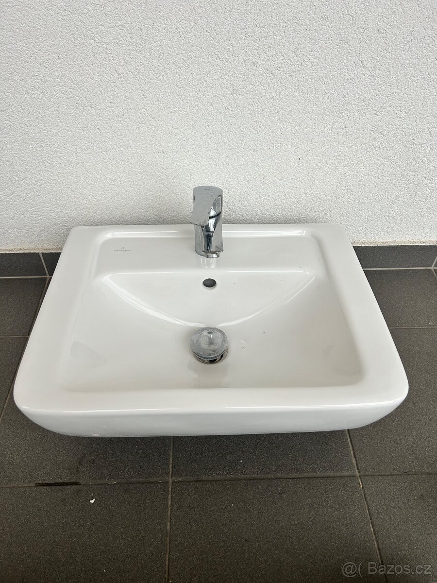 Umyvadlo Villeroy & bych s baterii grohe