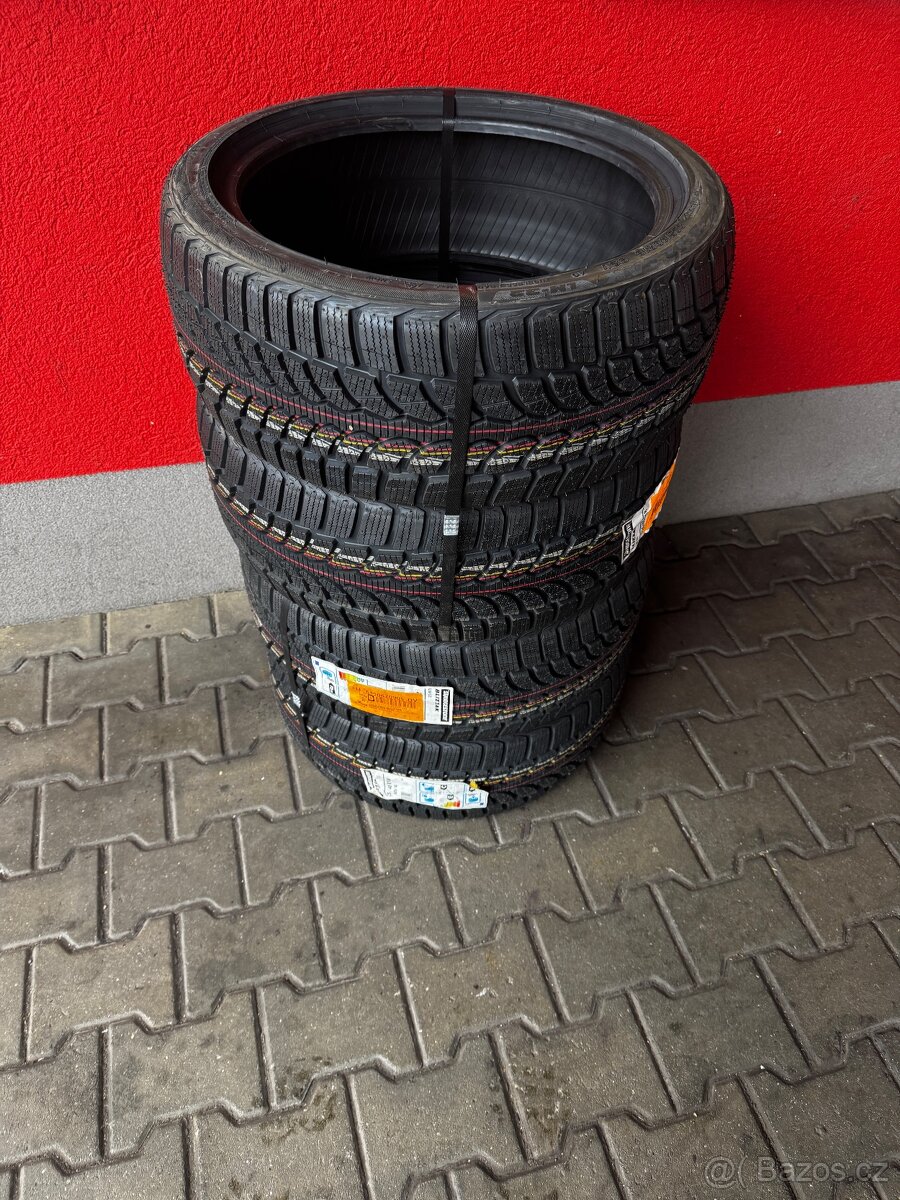 Bridgestone BLIZZAK LM32 225/40 R18 92V