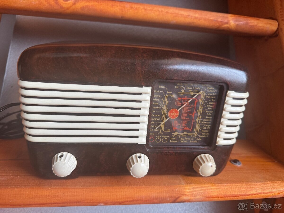 Staré lampové radio Tesla 306U