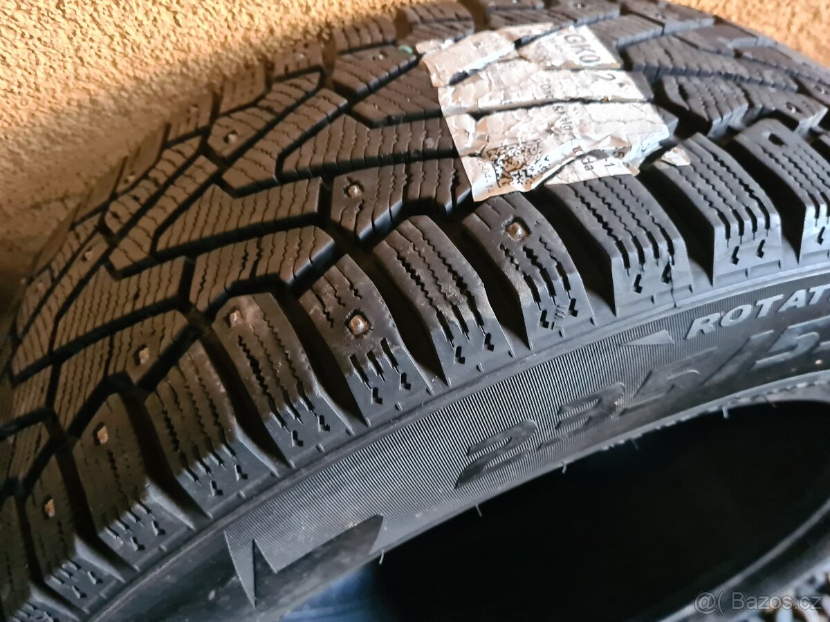 235/55/18 104T Pirelli Ice Zero