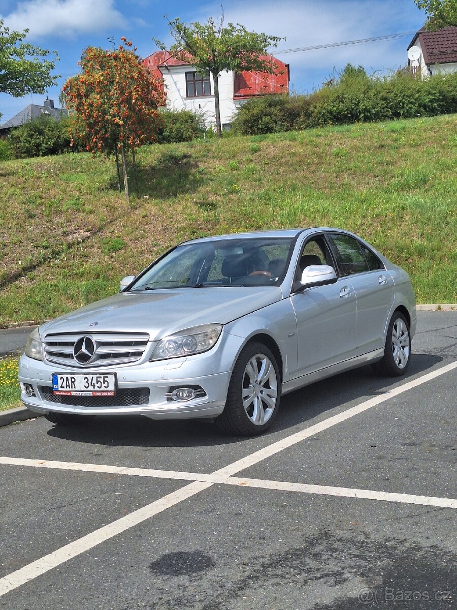 Mercedes-Benz C220.