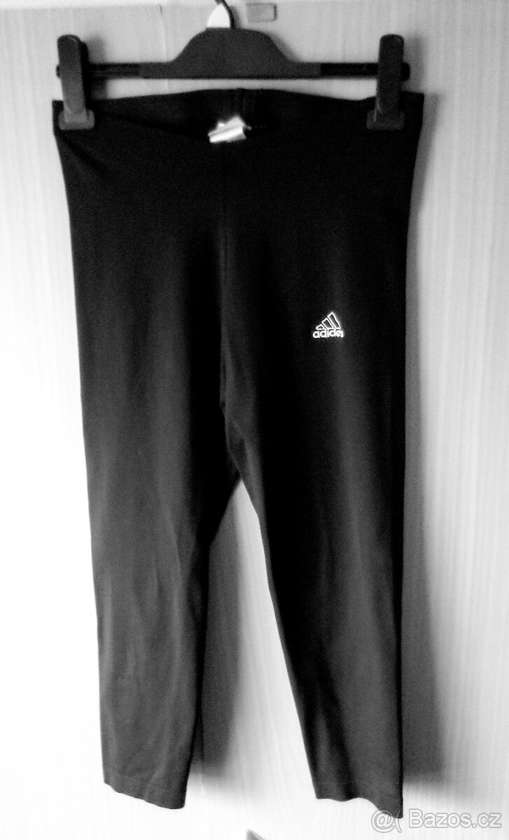 Černé elastické kalhoty Adidas. 3/4