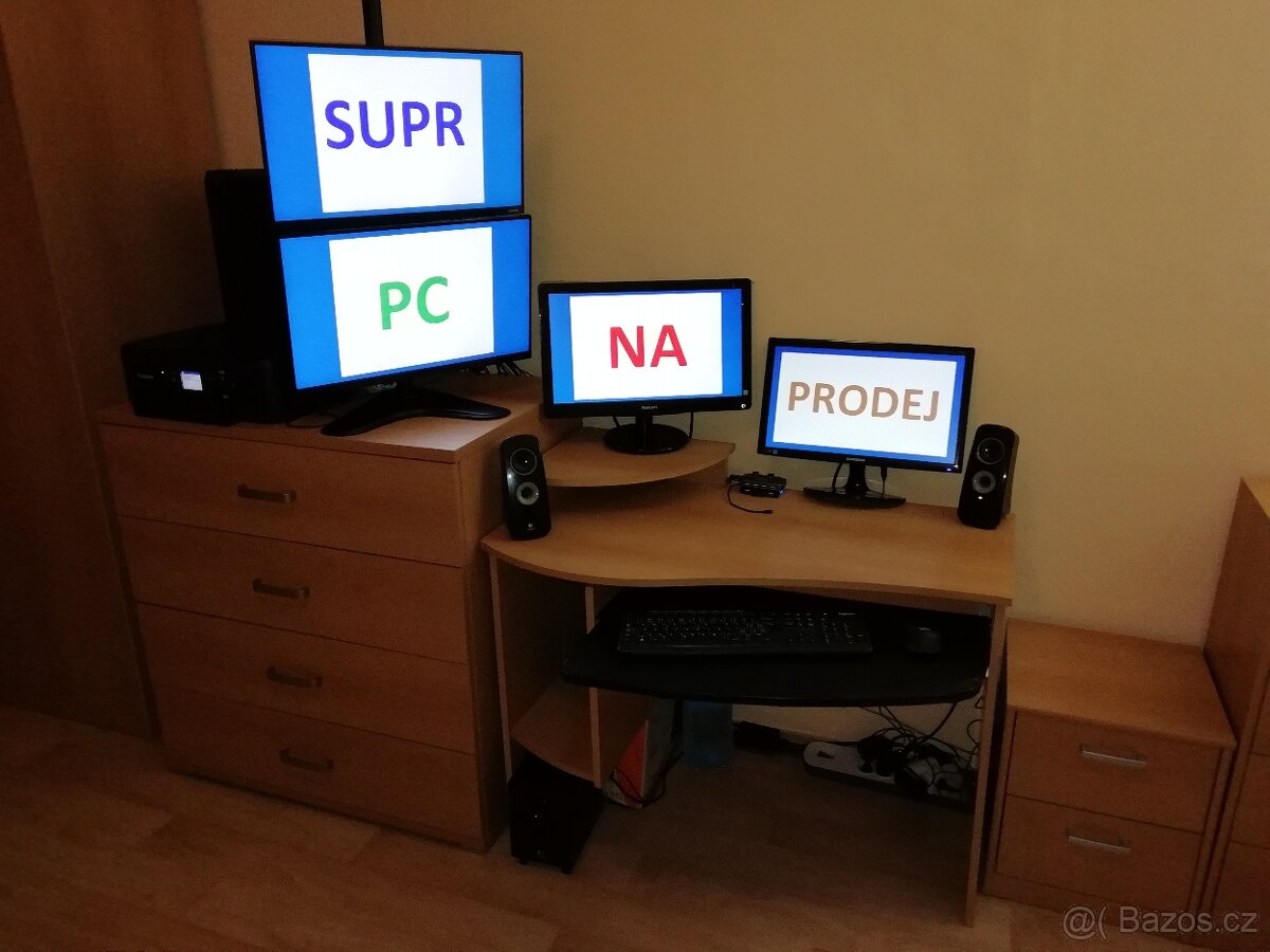 PC sestava se 4 monitory