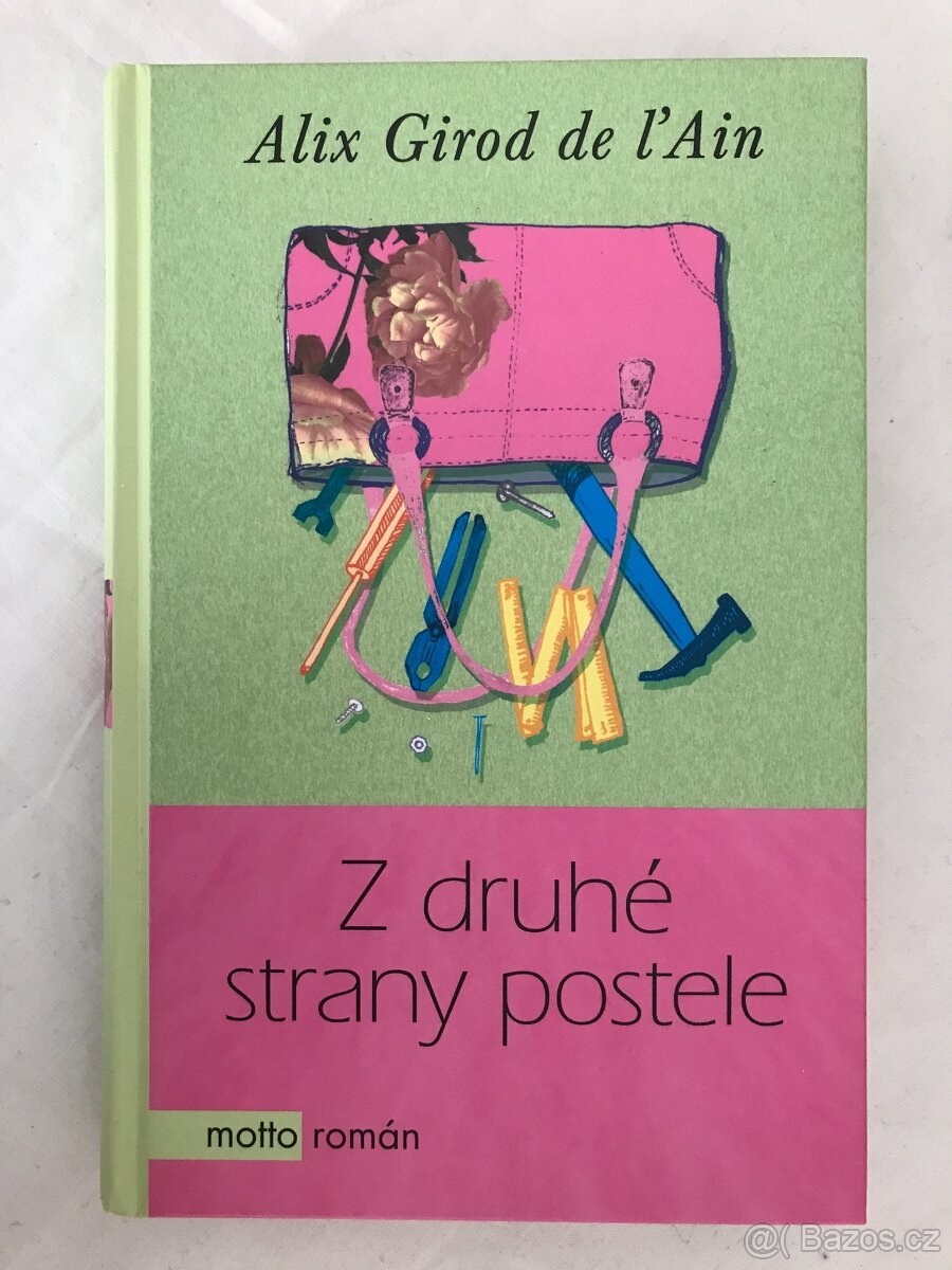 Z druhé strany postele.