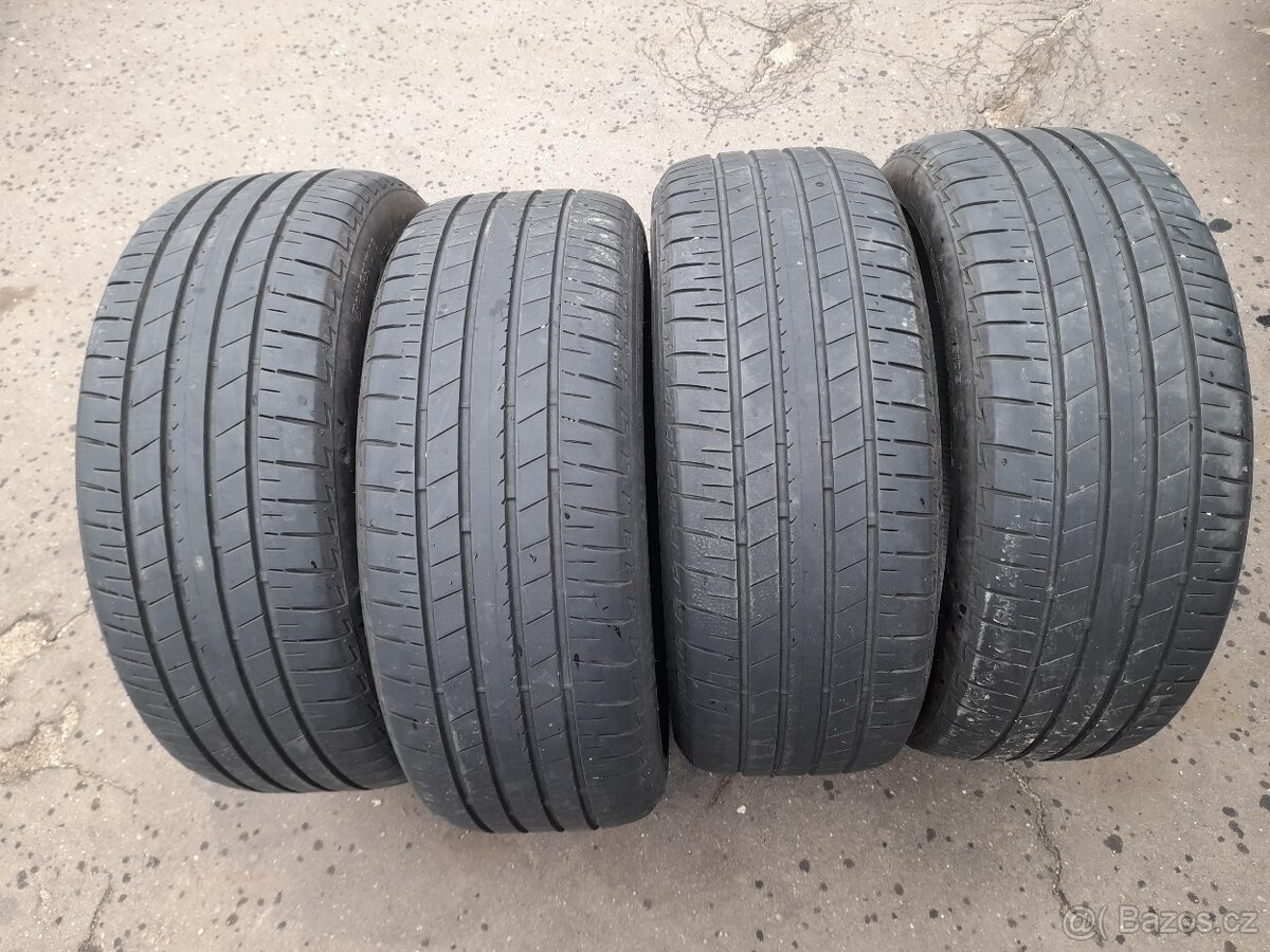 225/45R19