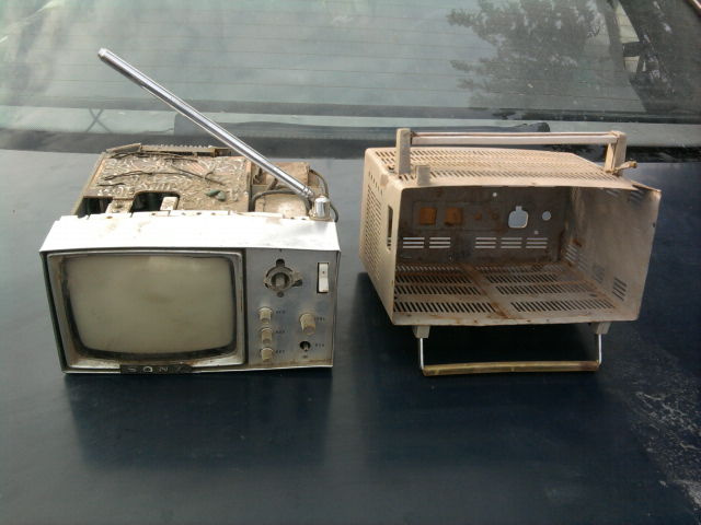 Veľmi starý prenosný MINI-TV "SONY" 5-303W Micro (1962)