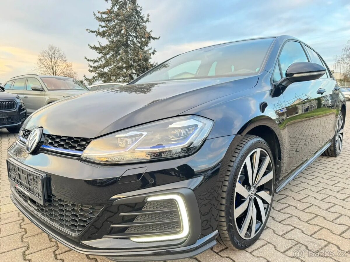 Volkswagen Golf GTE 1,4TSI 150kw PHEV/LED/tažné/virtual