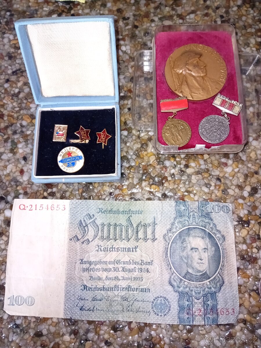 Stáre medaile a vyznamenání a mince.