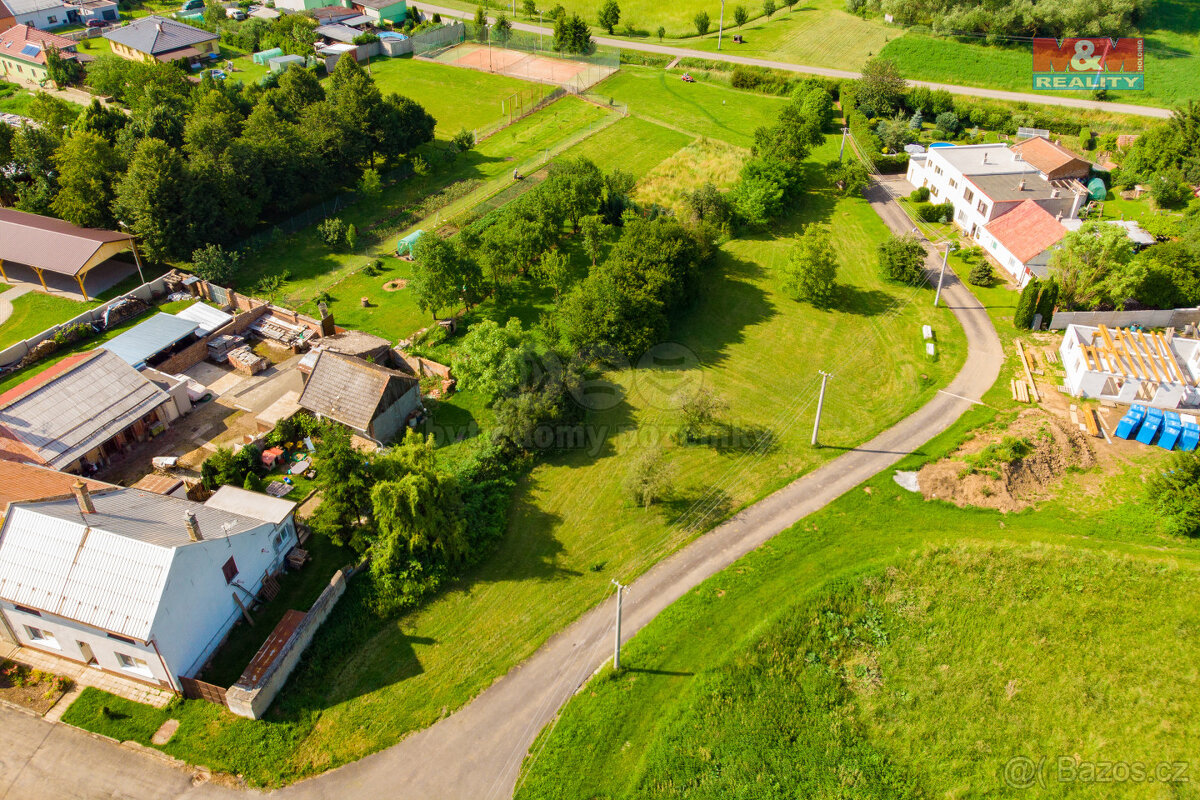 Prodej pozemku k bydlení, 1021 m², Uhřice