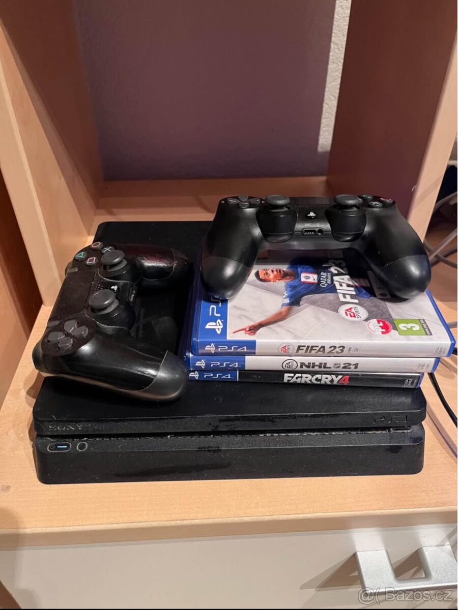 PlayStation 4 + hry + 2 ovladače