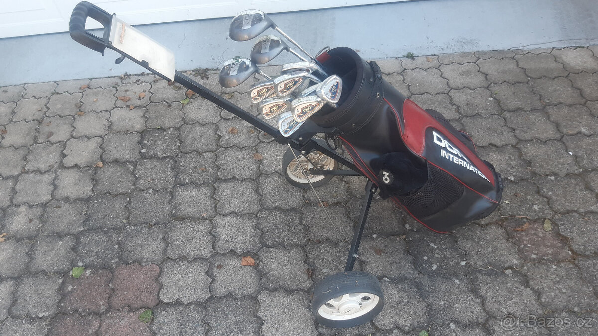 Golfové hole s vozíkem