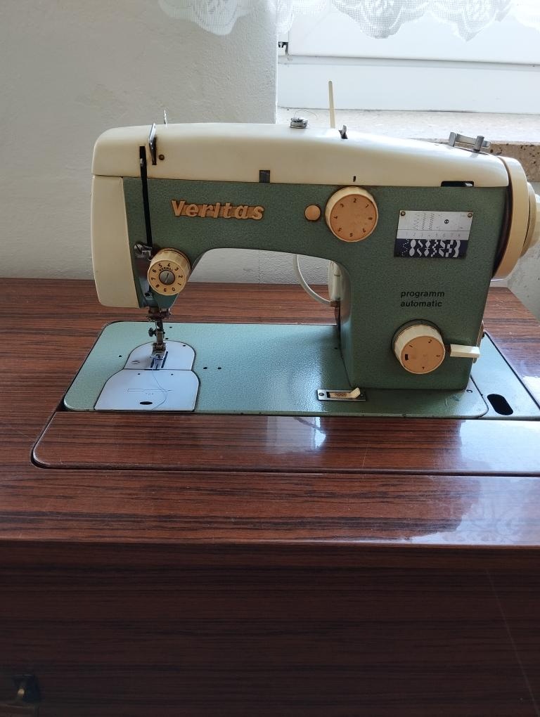 Skříňkový šicí stroj Veritas