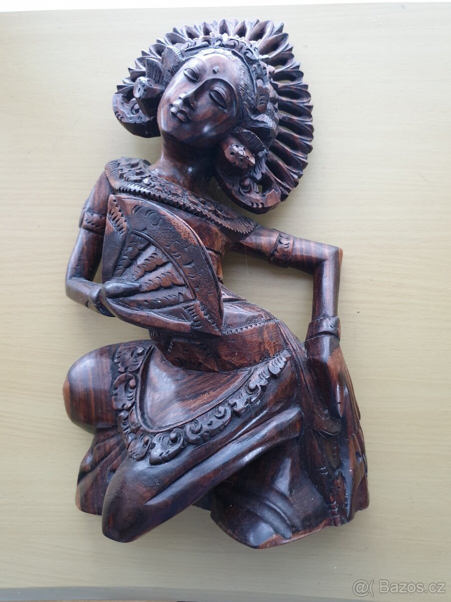 Ručně vyřezávaná mahagonová soška "Tanečnice z Bali"