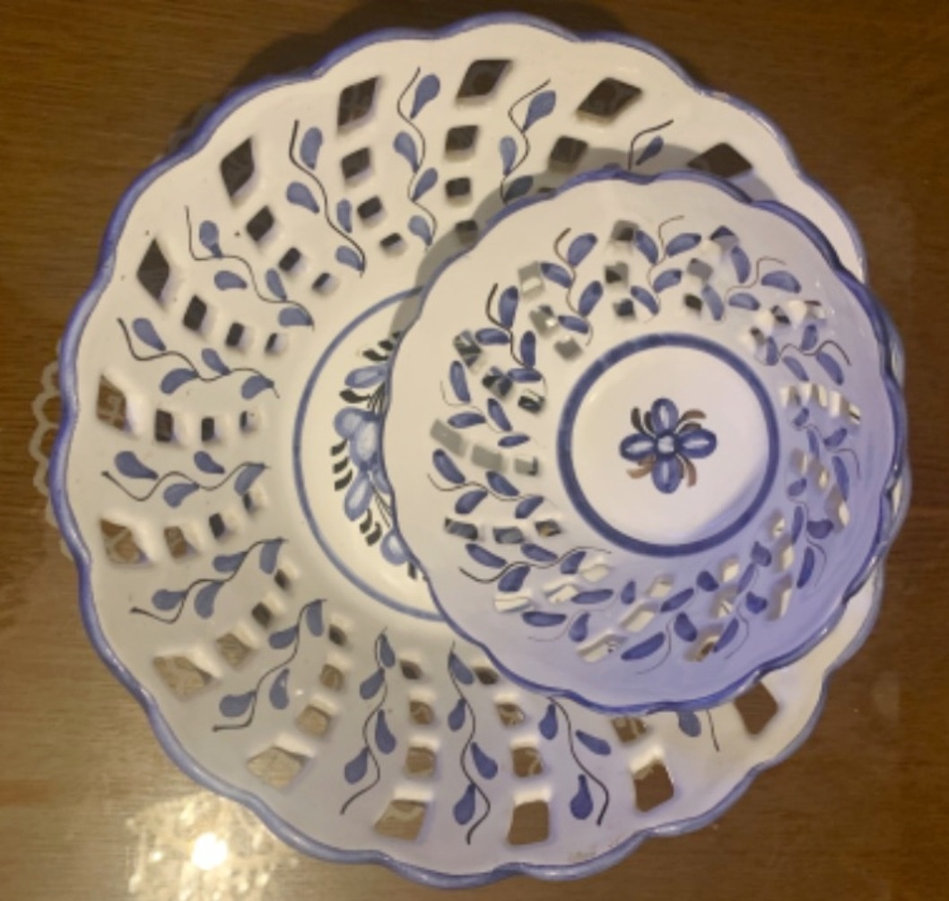 Keramické bílé vykrajované misky s modrým dekorem