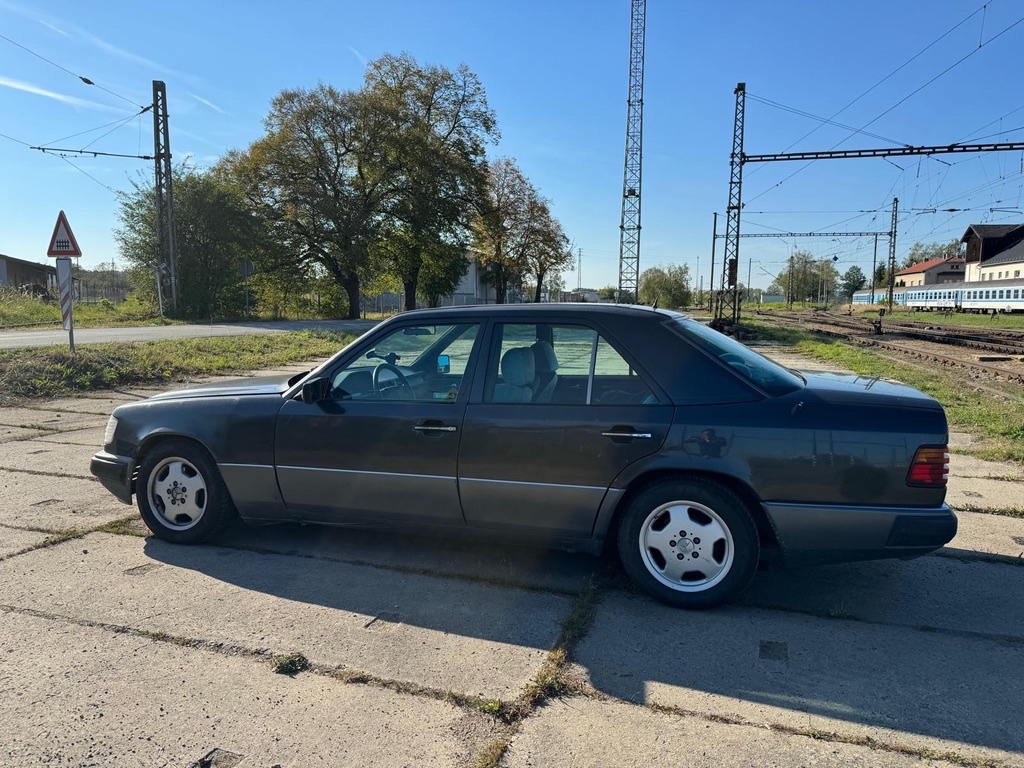 Mercedes Benz w124 220E