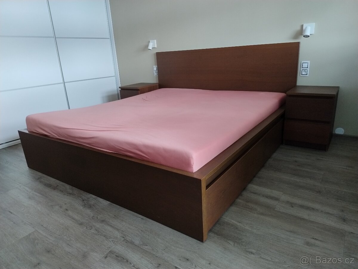 Postel MALM + úložné boxy + noční stolky