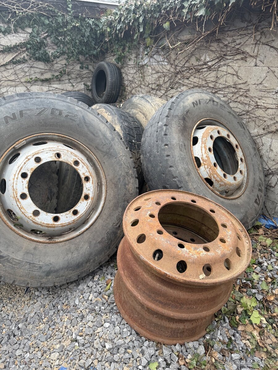 Tatra ,LIAZ 2x bezdušové disky + pneu kama 315/80 R22,5