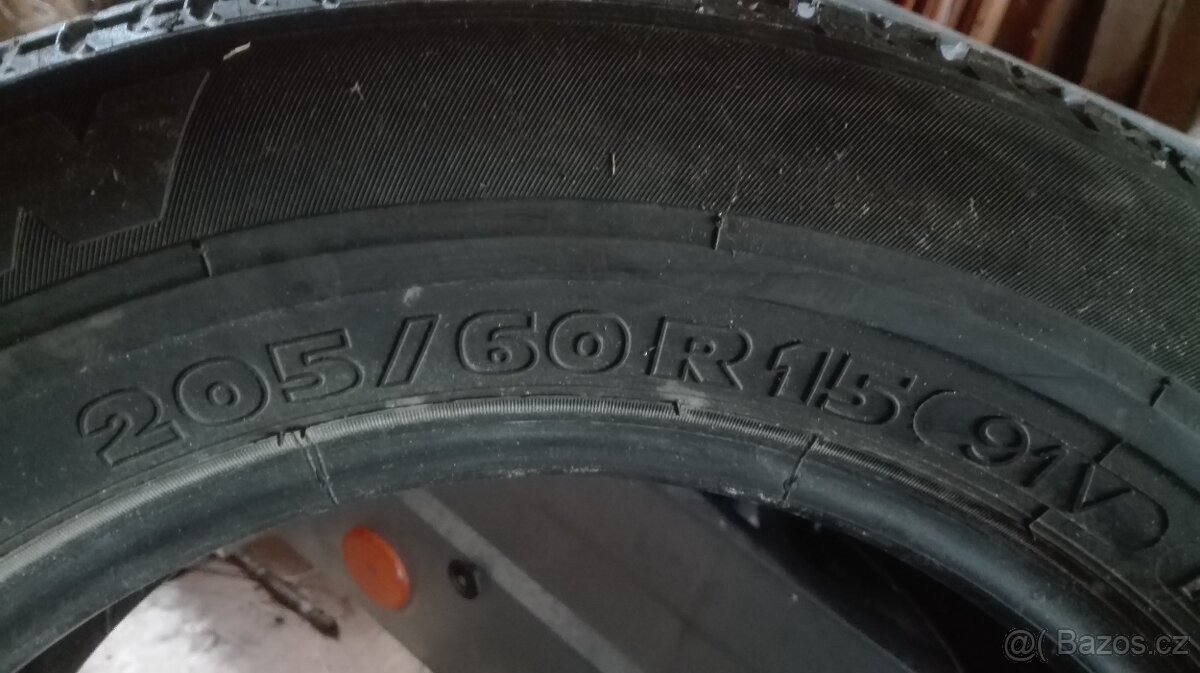 pneu 205/60/ R15 MICHELIN