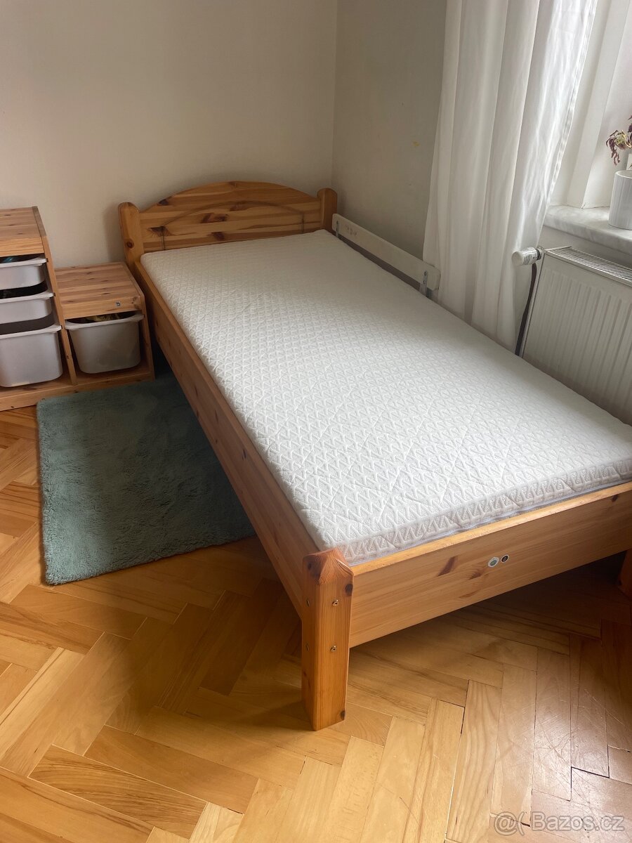 Dřevěné (borovice) postele s matrací - REZERVACE DO 8.7.2024