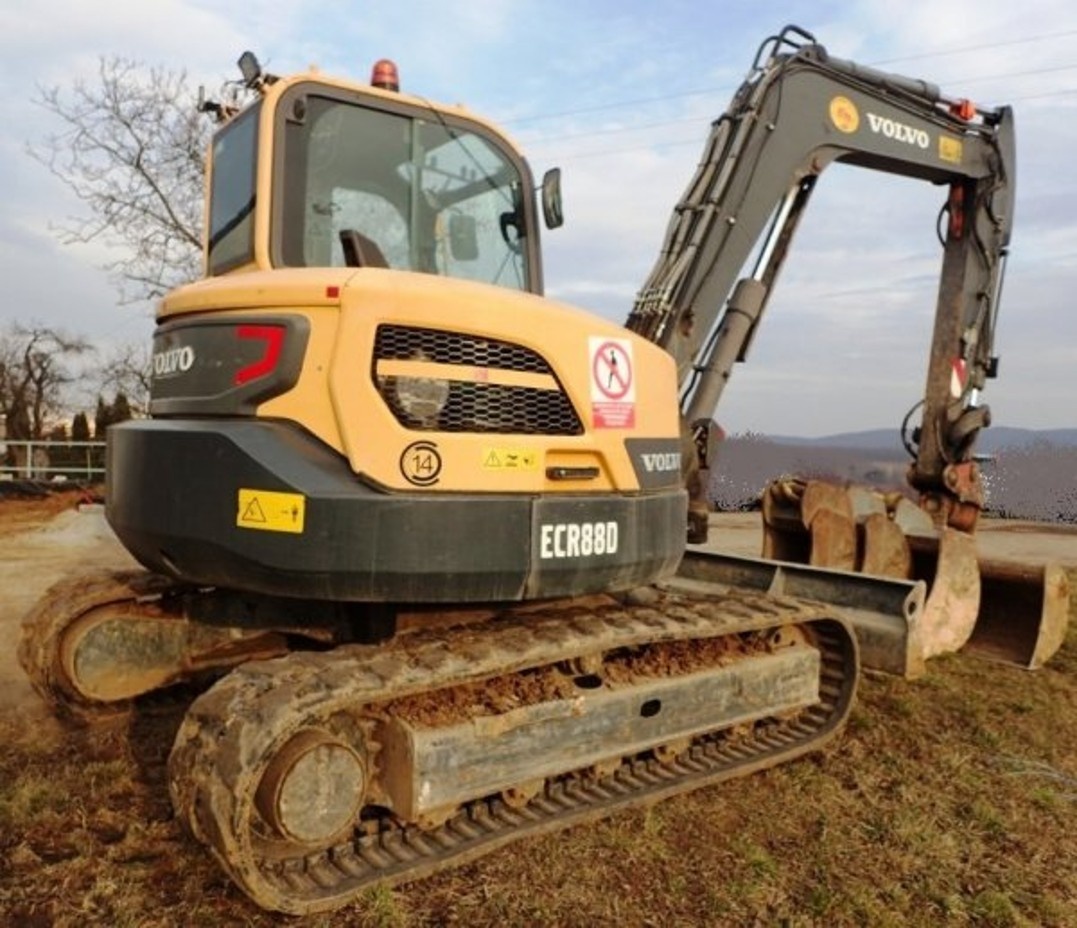 8.8t bagr 4lopaty Volvo ECR88D pásák