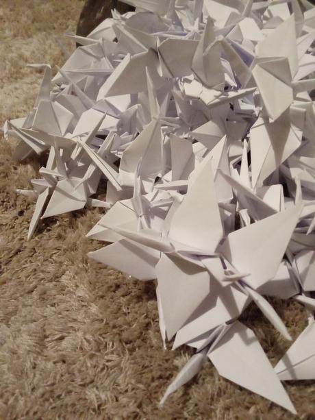 351 origami bílých jeřábů