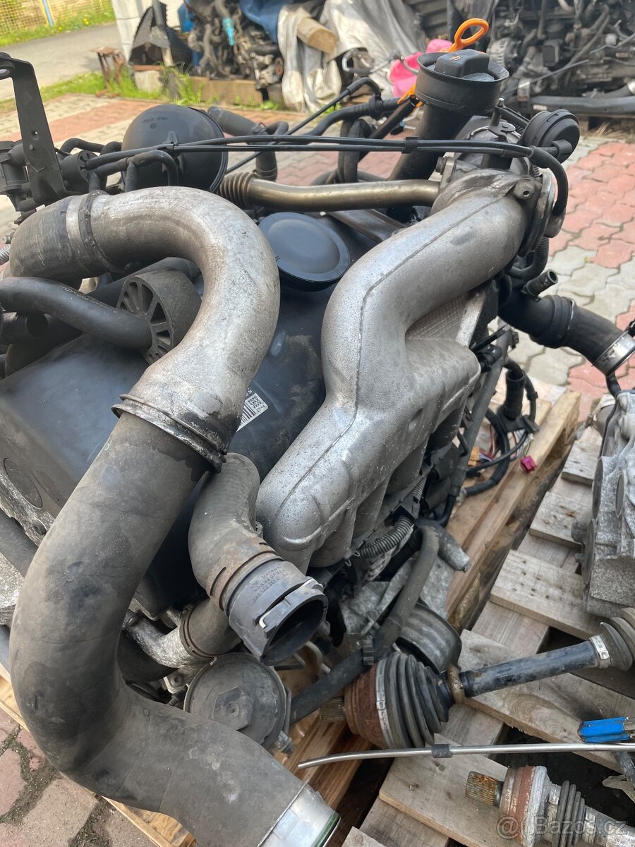 MOTOR + PŘEVODOVKA  T5 2.5 TDI AXD 96kw