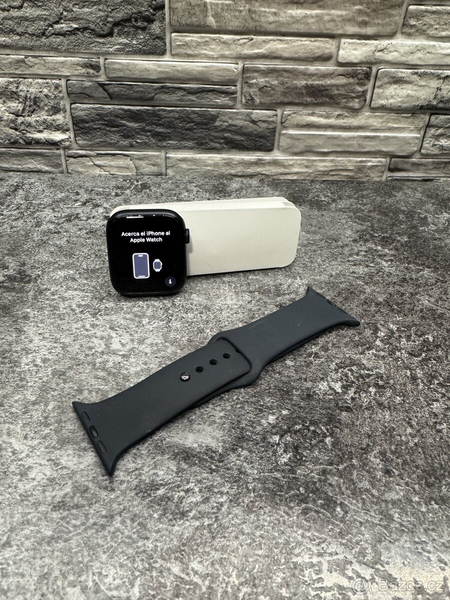 Apple Watch 8 45mm Midnight Celluar + černý pásek