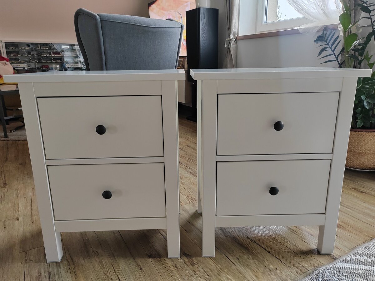 Prodám dva dřevěné noční stolky Hemnes