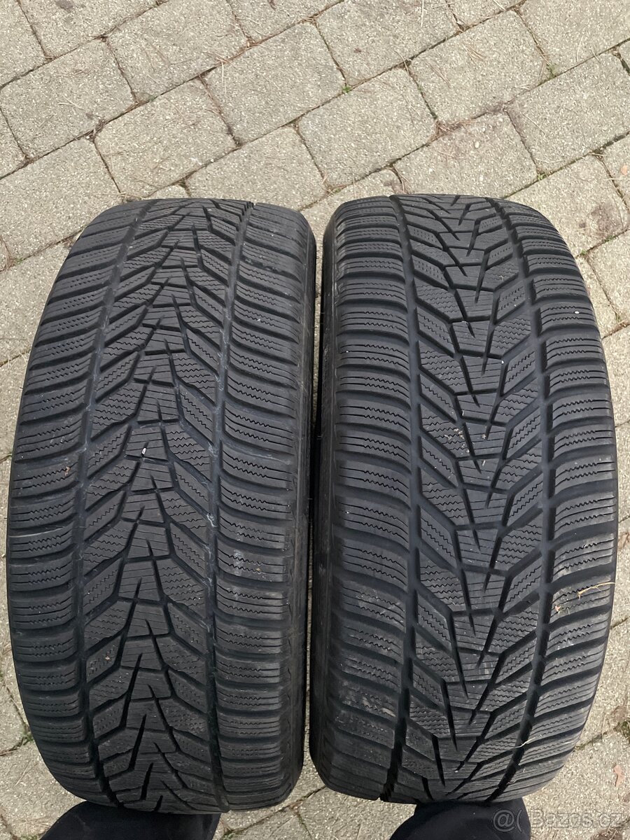 Dvě zimni pneu Hankook 245/45/20