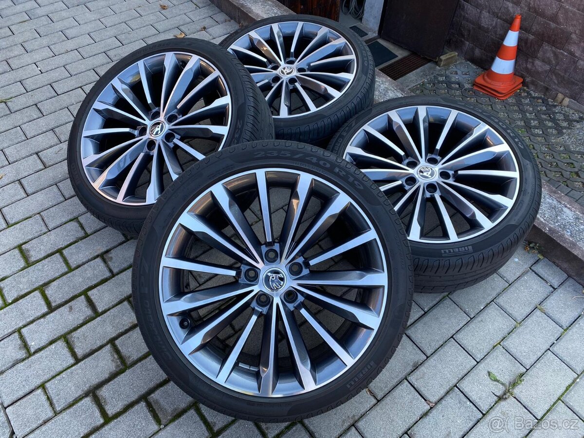 Prodám ALU TRINITY 19" ŠKODA SUPERB III obuté na Pirelli Cin