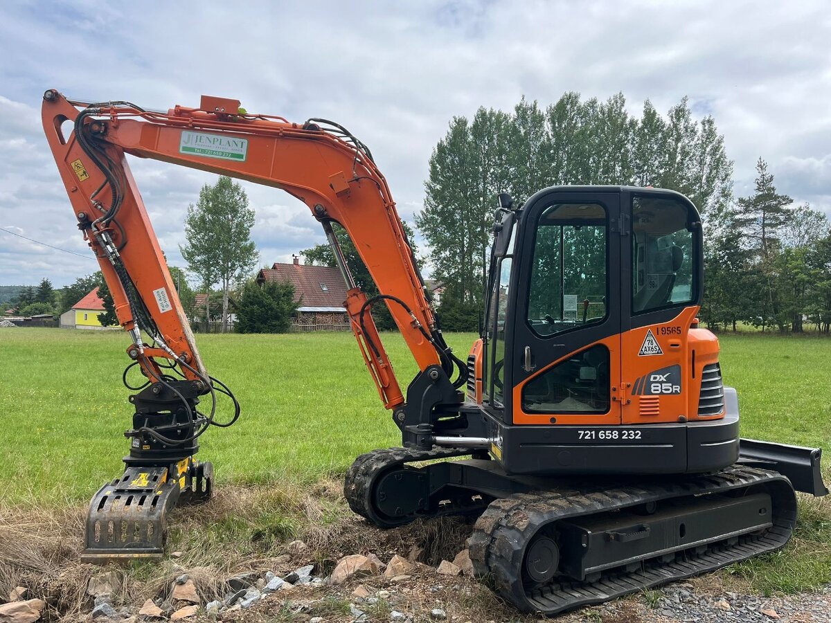 Pásový bagr Doosan DX85R-3 vč. sortýrovacího drapáku